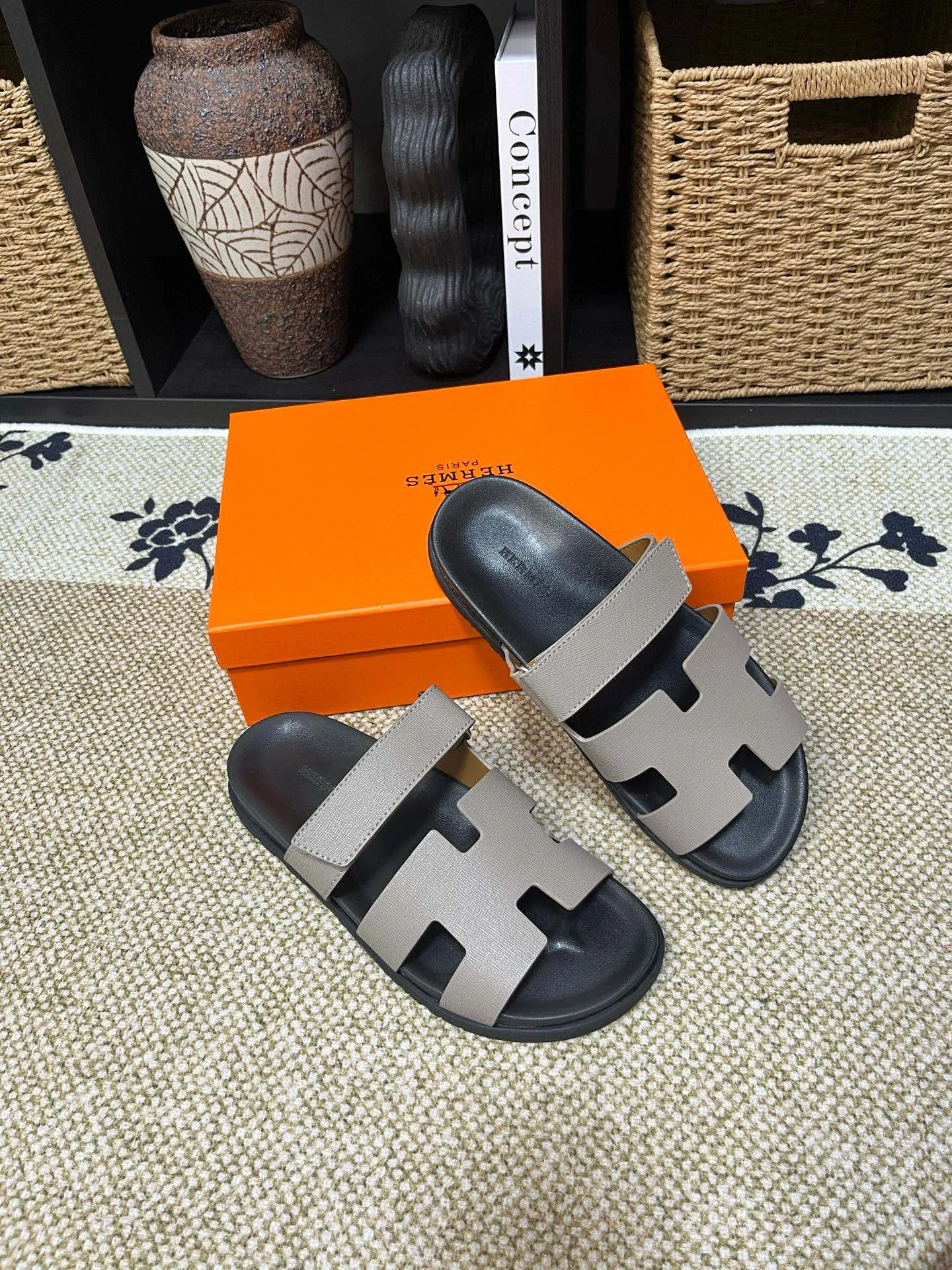 P300 Long-term stock Hermes men’s Kazimir slippers for couples - top quality woven calfskin functional sandals with intertwined uppers inspired by the “H” iconic pattern to create a casual look, perfect for summer. Imported cowhide + cowhide lining + TUP outsole Size: 35-46